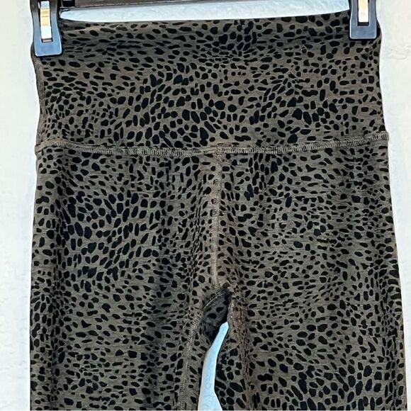 Beyond Yoga Printed Spacedye High Waisted Midi Legging in Eden Green Cheetah XS - Picture 4 of 14